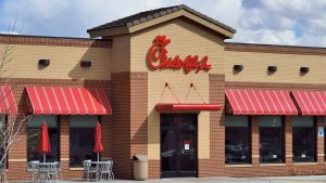 Chick-Fil-A customer door-checks fleeing suspect