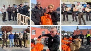 Kentucky police officers hand out Thanksgiving meals to those in need