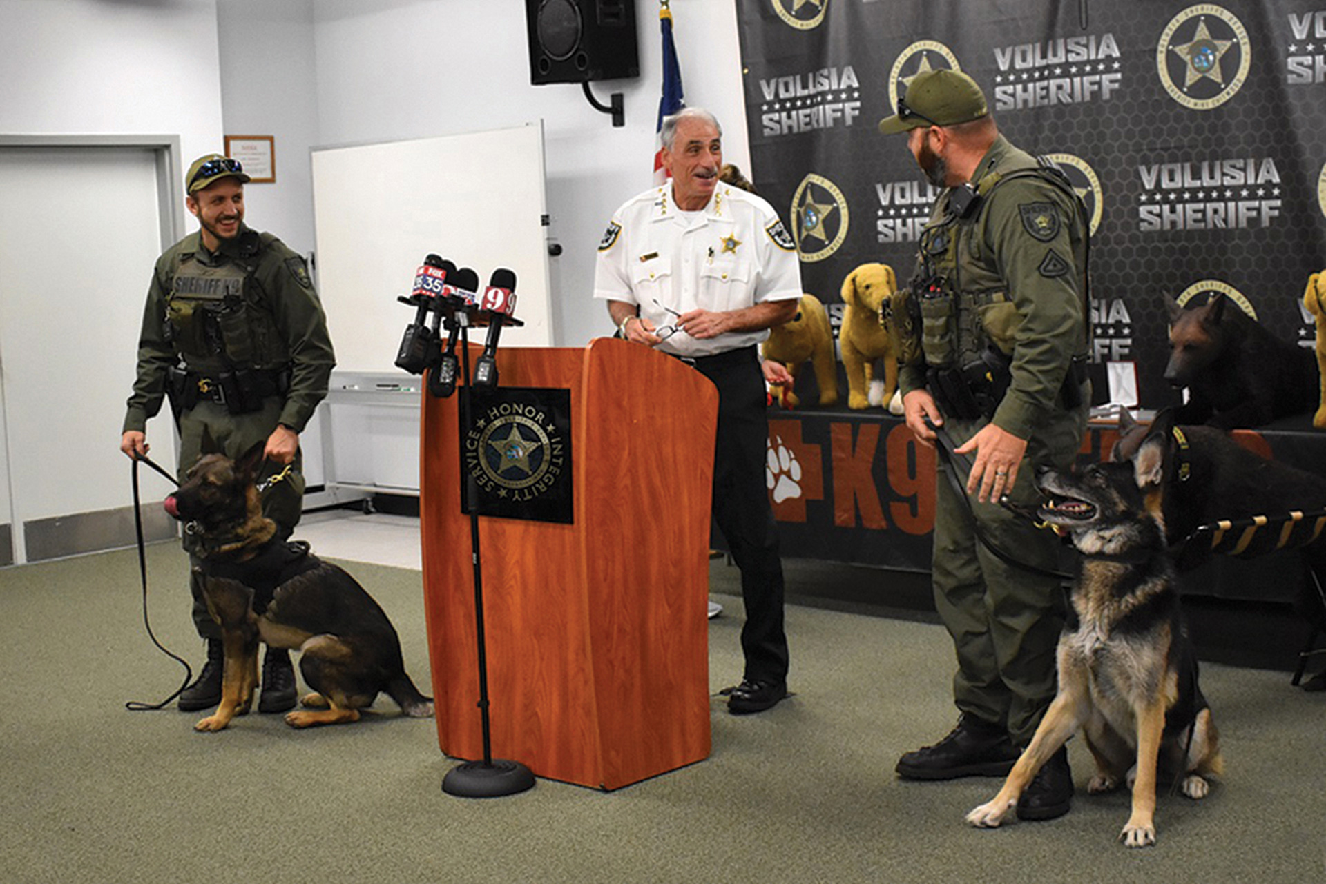 florida-k-9s-honored-with-purple-heart-deputy-a-j-davis-k-9-ax-sheriff-mike-chitwood-deputy-brett-whitson-and-k-9-endo